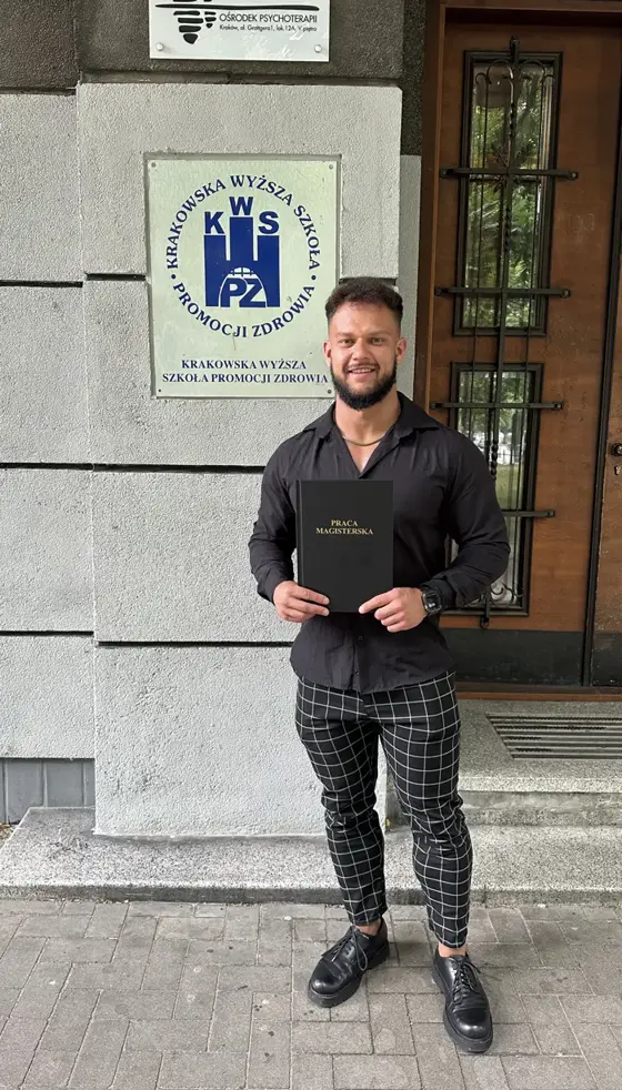 Damian Piernaczyk z pracą magisterską przed Krakowską Wyższą Szkołą Promocji Zdrowia